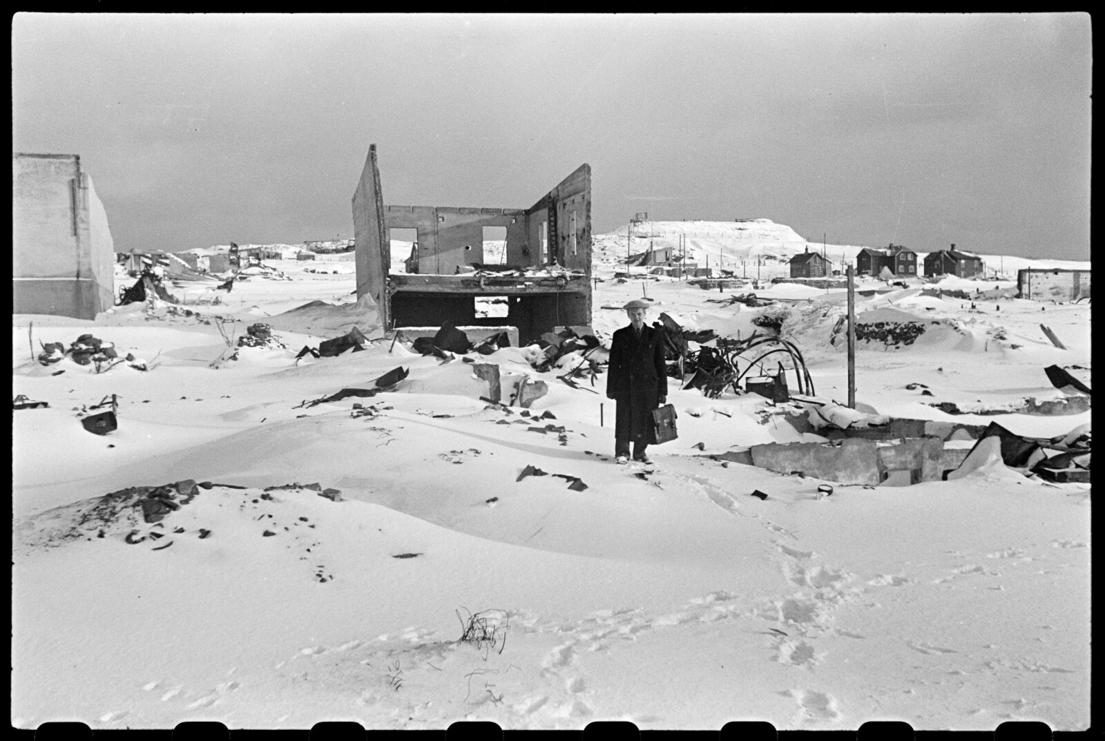 <b>BRENT JORD:</b> Den tyske armeen etterlot seg ingenting da den trakk seg vestover ut av Finnmark. Ordfører Bodin står foran det nedbrente huset sitt i Vardø.