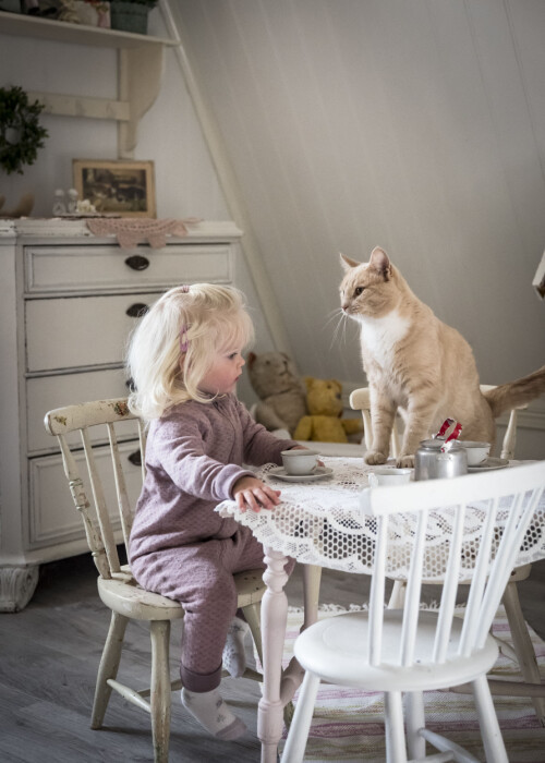 ASTRID OG PUS: De er bestevenner, som deler det meste. Idag serverer Astrid kaffe i små kopper og pus venter tålmodig på servering.