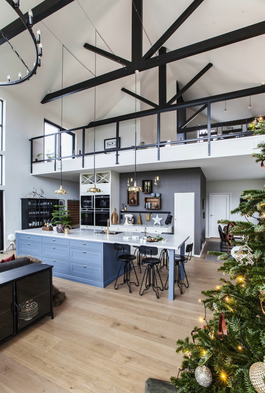 INDUSTRIELT PREG: I en forlengelse av kjøkkenøya har det blitt plass til en egen sittesone der det er plassert fem røffe barkrakker i svart metall fra Dutchbone. Veggfargen på kjøkkenet er Sober fra Jotun Lady i supermatt. Det industrielle og moderne kjøkkenet er fra Sigdal. Den blågrå fargen heter Kveldshimmel, den grå heter Lin.