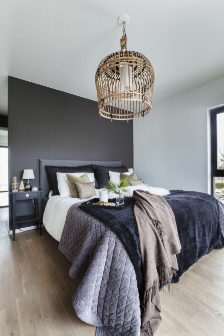 UTSIKT FRA SENGEN: På hovedsoverommet er sengen plassert så man får god utsikt til den magiske naturen. Veggfargen på fondveggen er Elegant fra Jotun Lady i supermatt. Nattbordene er fra Ikea. De er malte, med knotter fra Solstrand Interiør. Lampen på nattbordet er fra Skeidar, sengegavlen er fra Bohus, sengetøyet og sengeteppet er fra Home & Cottage, og hotellputene har Terese laget selv av stoff fra Stoff og Stil. Taklampen er fra Riviera Maison, og koppene på brettet er fra Søgne Home. UTSIKT FRA SENGEN: På hovedsoverommet er sengen plassert så man får god utsikt til den magiske naturen. Veggfargen på fondveggen er Elegant fra Jotun Lady i supermatt. Nattbordene er fra Ikea. De er malte, med knotter fra Solstrand Interiør. Lampen på nattbordet er fra Skeidar, sengegavlen er fra Bohus, sengetøyet og sengeteppet er fra Home & Cottage, og hotellputene har Terese laget selv av stoff fra Stoff og Stil. Taklampen er fra Riviera Maison, og koppene på brettet er fra Søgne Home.