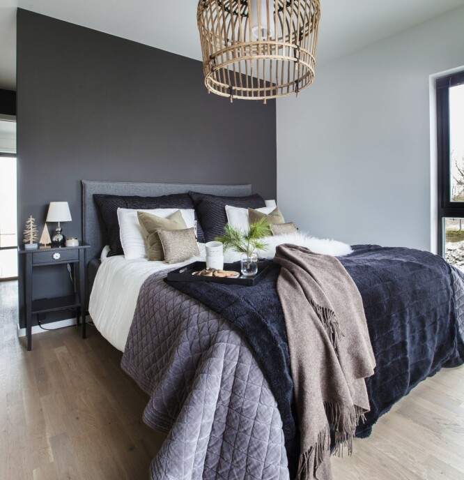 UTSIKT FRA SENGEN: På hovedsoverommet er sengen plassert så man får god utsikt til den magiske naturen. Veggfargen på fondveggen er Elegant fra Jotun Lady i supermatt. Nattbordene er fra Ikea. De er malte, med knotter fra Solstrand Interiør. Lampen på nattbordet er fra Skeidar, sengegavlen er fra Bohus, sengetøyet og sengeteppet er fra Home & Cottage, og hotellputene har Terese laget selv av stoff fra Stoff og Stil. Taklampen er fra Riviera Maison, og koppene på brettet er fra Søgne Home.