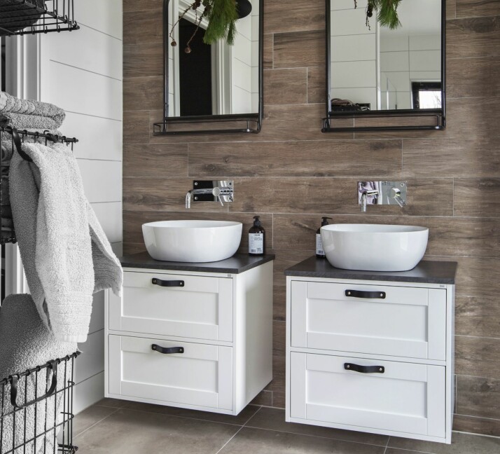 SPESIELLE FLISER: Bak vasken valgte familien fliser som imiterer treverk. De runde porselensservantene heter Olea Quadro, mens vegglampene er fra Dutchbone. Armatur fra Tapwell og speil fra lb Laursen.