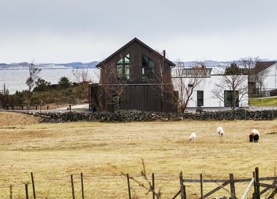 VÆRHARDT, MEN SPEKTAKULÆRT: Ytterst på Stolmen på Austevoll ligger det nybygde huset til familien Njaastad.