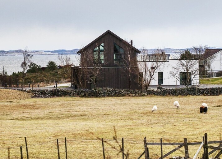 VÆRHARDT, MEN SPEKTAKULÆRT: Ytterst på Stolmen på Austevoll ligger det nybygde huset til familien Njaastad.
