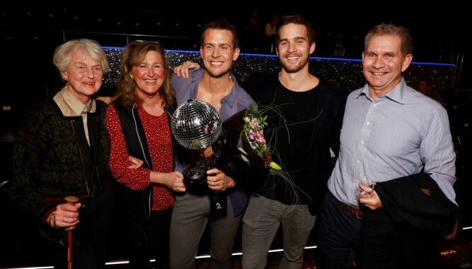 Familien var tilstede og gratulerte med seieren. F.v Geir Hetland, Øystein Hetland, Aleksander Hetland, mamma Marit Rognerud og bestemor Åse Rognerud