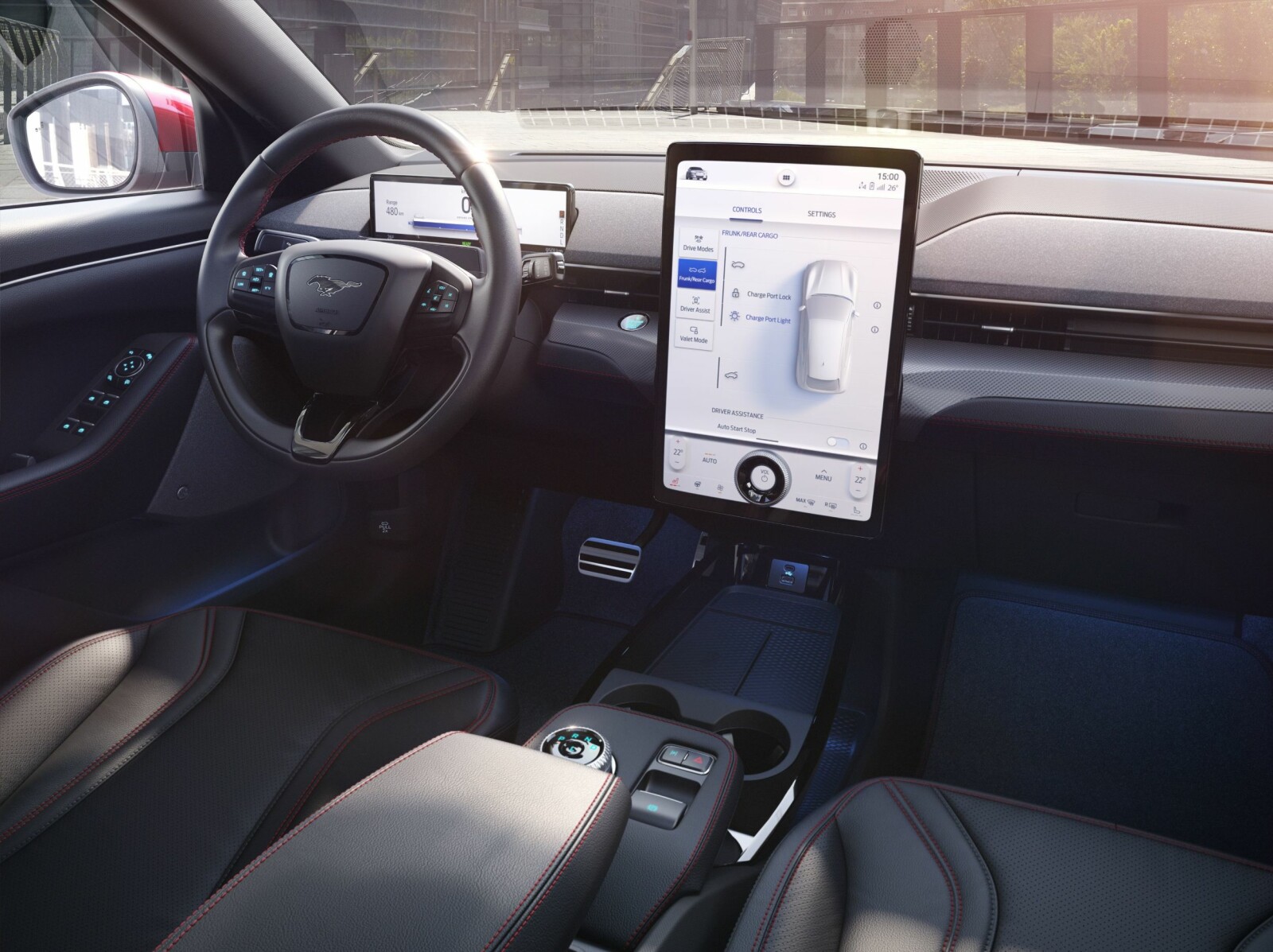 <b>MININMALISTISK:</b> Som Tesla Model S har Mustang Mach-E en stor vertikalt stilt skjerm hvor du betjener det meste ved bilen. Den digitale skjermen foran rattet viser hastighet, rekkevidde og batterikapasitet. Mach-E har tre kjøreinnstillinger, Aktiv, Stille og Utemmet, som justerer gassresponsen, hardheten på styringen og lydbildet.