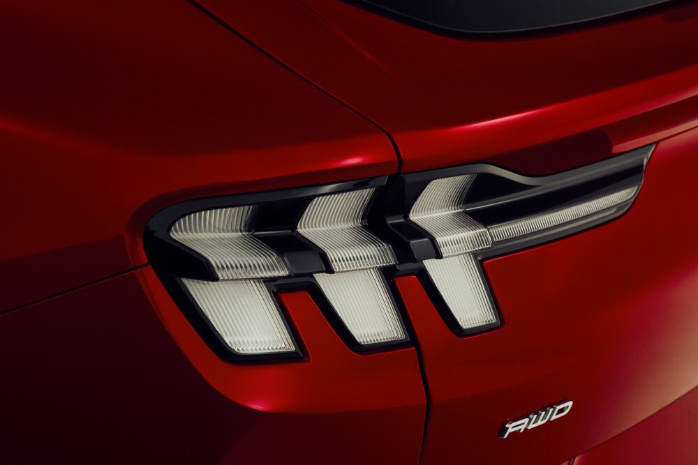 <b>TRI-BAR:</b> Bilen har Mustangens ikonisk tri-bar-lykter.