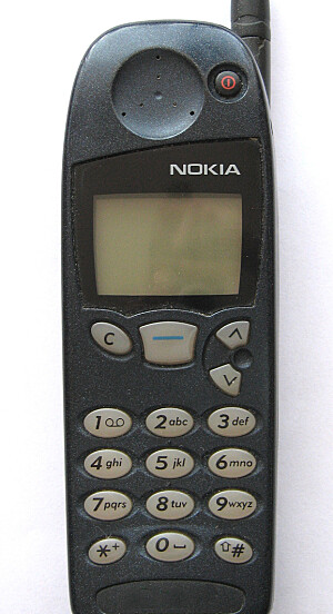 <b>NOKIA 5110:</b> Fra midten av 90-tallet og frem til iPhone kom i 2007 var Nokias glansperiode. Nokia 5110 var en hardfør mobil som tålte godt å bli brukt.