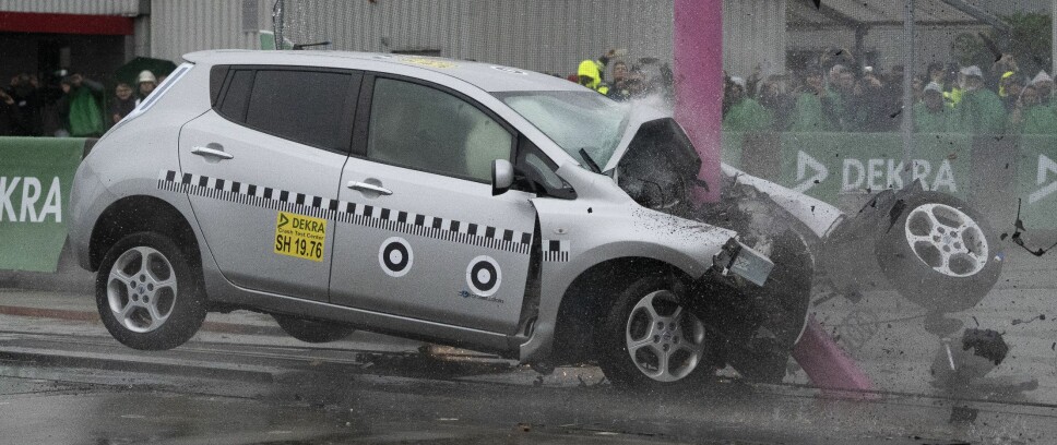 <b>ELBIL I KRASJTEST: </b>Dekra testet Nissan Leaf og Renault Zoe for å sjekke brannrisikoen til elbilbatterier.