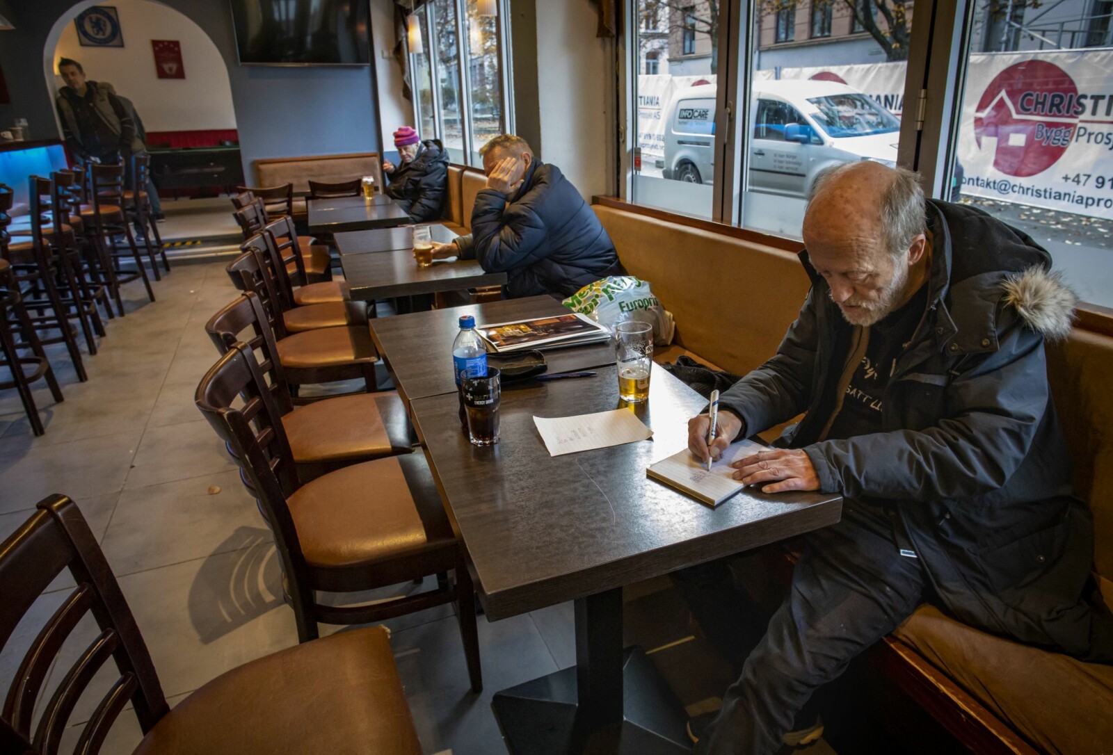 <b>FELLESSKAP:</b> Selv om morgenpilsens venner sitter ved hvert sitt bord og knapt snakker til hverandre, er det nettopp det sosiale og tilhørigheten som er viktig for Oslos øltørste morgenfugler.