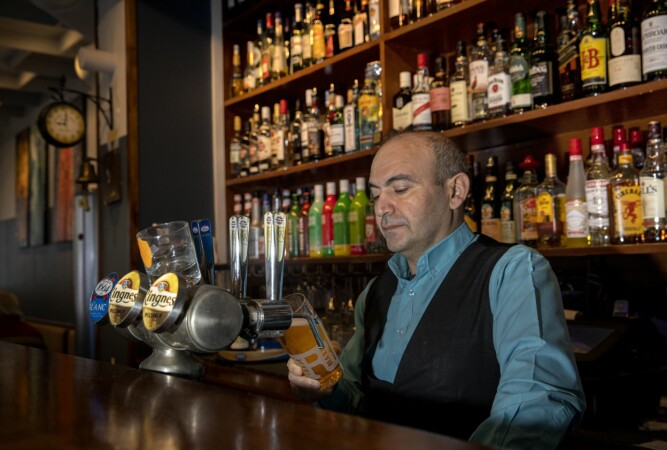 <b>SKJENKER:</b> Mehmet Balci, bartender på Ocean i 20 år, hilser alle med «hei gentleman» og har et svært godt forhold til pubens gjester. Enkelte morgener kommer 20 innom, mens andre morgener kun ti.