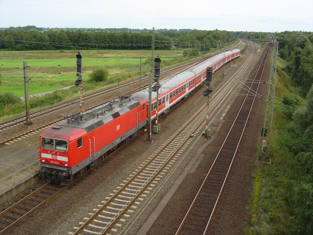 <b>VETERAN FRA ØST:</b> Lokomotiv fra DDR ble malt i fargene til Deutsche Bahn fra vest. Men også tysk jernbane sliter tungt i omveltningene etter murens fall.