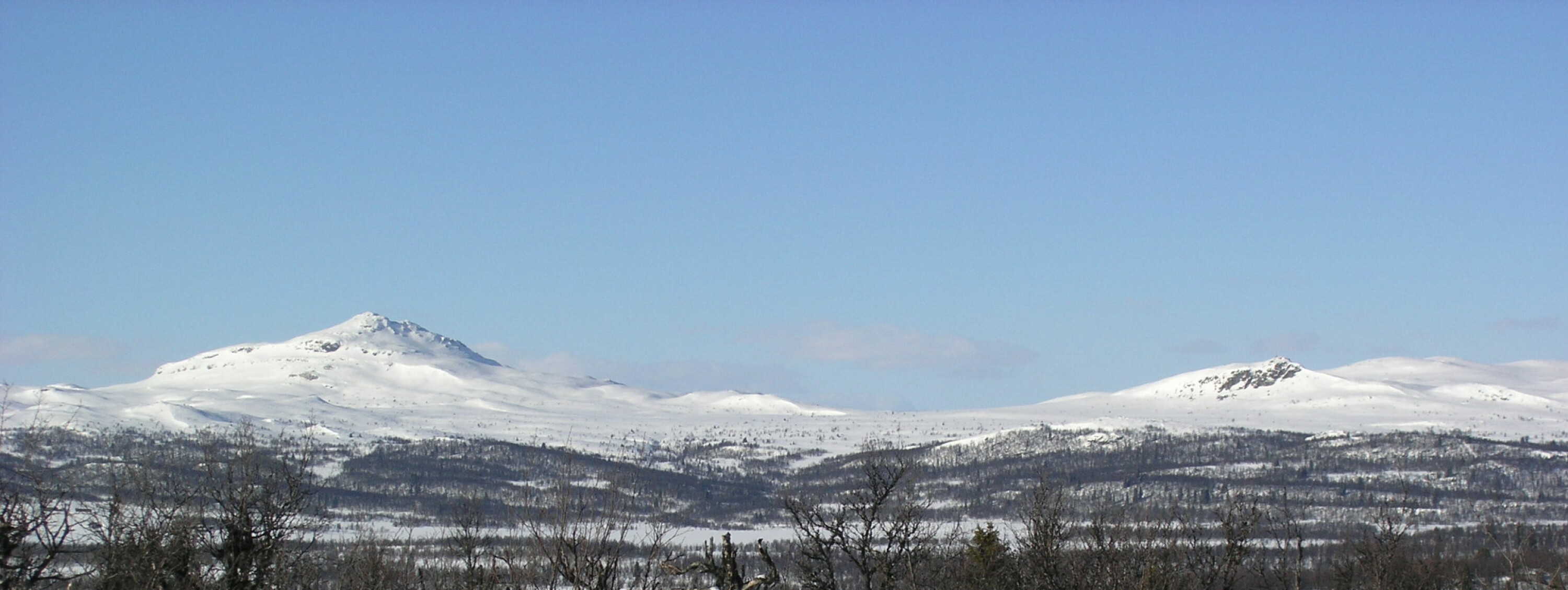 TURPARADIS: Det var dramatiske ting som hendte i fjelltraktene sørvest for Djuptjernkampen (t.v.), våren 1908. Også under andre verdenskrig pågikk jakt på liv og død i området, da etter kommunistiske motstandsfolk. Idag er området preget av hytter, stier og maskin-preparerte skiløyper.