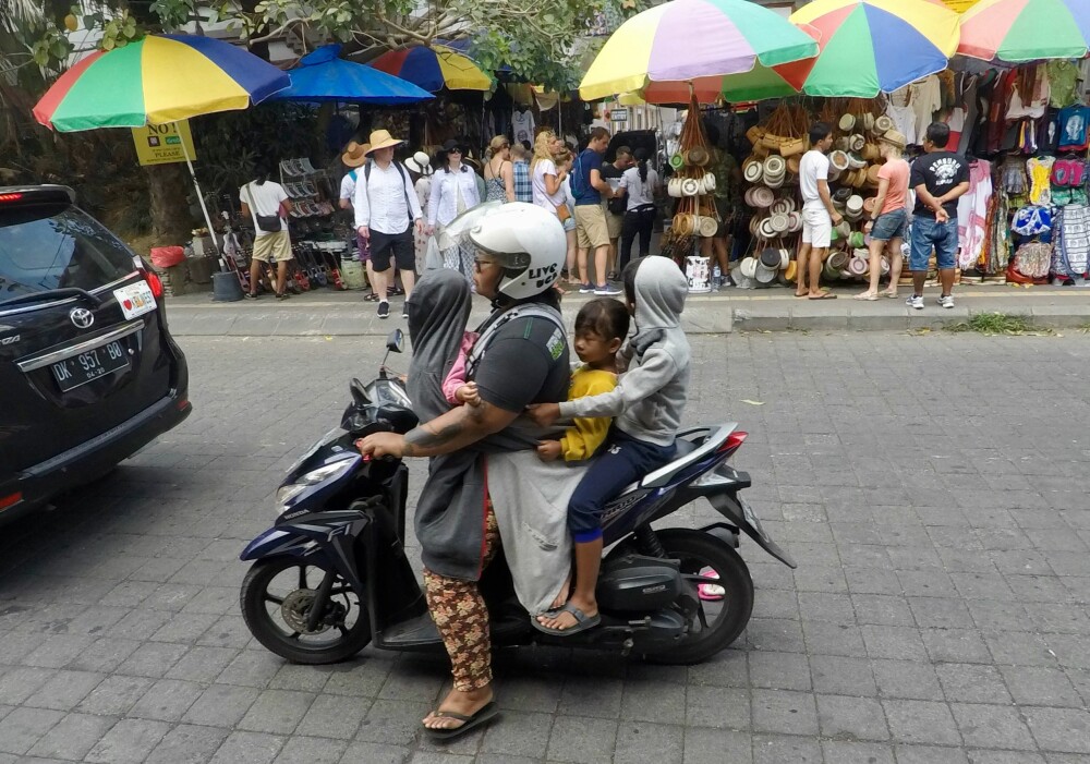 <b>ANBEFALES IKKE:</b> Ved ankomst Bali ble vi anbefalt å ikke leie scooter fordi det ikke var trygt for oss. En lokal mamma med sine tre små barn derimot ...
