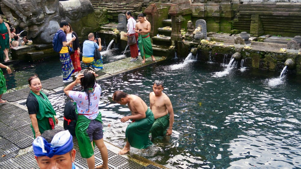 <b>TEMPELTURISME:</b> Siden Bali er eneste øyprovins i Indonesia hvor hinduismen er hoved­religion er tempelturismen stor. Man bør innom minst ett. Og da står bading i hellig vann høyt i kurs. 