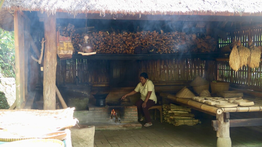 <b>VERDENS DYRESTE KAFFE­BØNNER:</b> Kvinnen sitter og brenner kaffe­bønnene som skal bli Kopi Luwak, verdens dyreste kaffe, på Kumulilir Bali Coffee Plantation. 