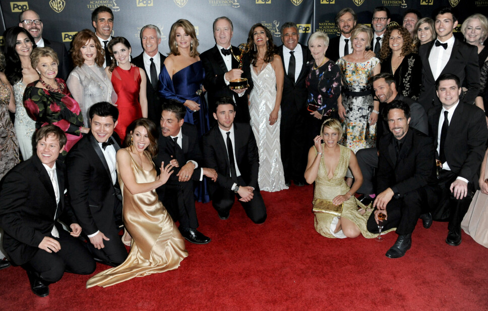 DAYS OF OUR LIVES: Cast og crew i «Days of Our Lives» anno 2015 poserer i presserommet etter at serien vant Emmy for beste drama under den 42. Emmy-utdelingen. Serien har gått på TV siden 1965 og holder stadig koken.
