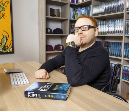<b>SUKSESSFULL:</b> Jan-Erik gjør stor suksess med sine krimbøker om Anton Brekke. I august kom boka «Gjemsel» ut, som er den sjette boken i den populære serien. Fjells bøker selges nå i 14 land.