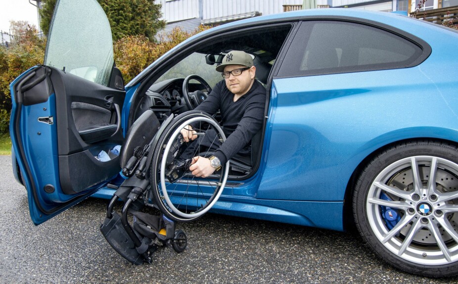 <b>SPESIALDESIGNET:</b> Jan-Erik har en lidenskap for biler. Han har brukt noen av bok-pengene på en spesialdesignet sportsbil som er tilpasset rullestolen.