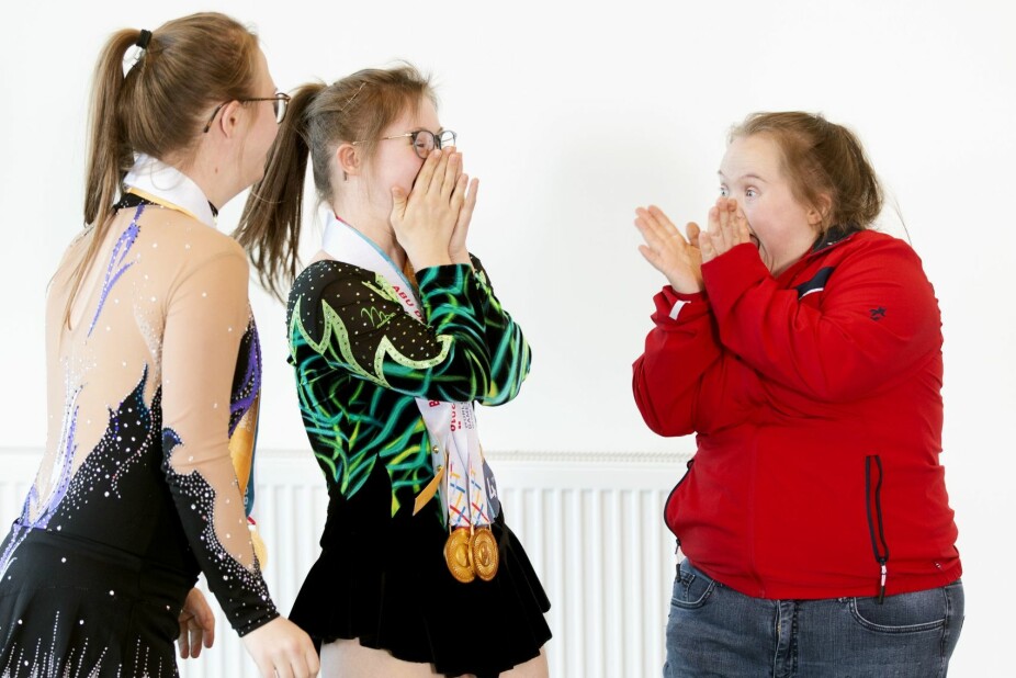 <b>GLAD TRIO:</b> Maren, Emilie og Katelyn kom hjem med til sammen tre gull, en sølv og to bronsemedaljer fra Special Olympics i <br>Abu Dhabi i høst.