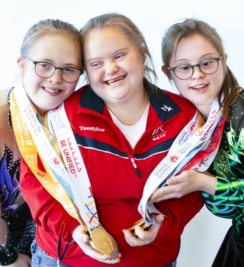 Gulltrio: Trener Katelyn Garbin i midten av årets gullvinnere fra årets Special Olympics i Abu Dhabi. F.v: Emilie Zieler Søiland (18) og Maren Iversen (18.