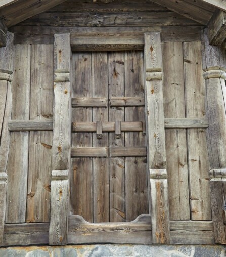 SELVLAGET DØR: Den smarte døren har Anne Kari selv designet. Før var det åpent inn til vindfanget. Men det var helt til det noe ufrivillig ble sauefjøs her inne.