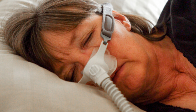 CPAP: Maskinen CPAP øker lufttrykket mellom tungen og bakveggen i svelget, og dermed vil man puste fritt og snorkingen opphører.
