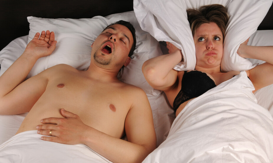 SNORKER: Noen snorker så høyt at det gir sengepartneren problemer, og overvekt forverrer ofte snorkingen.