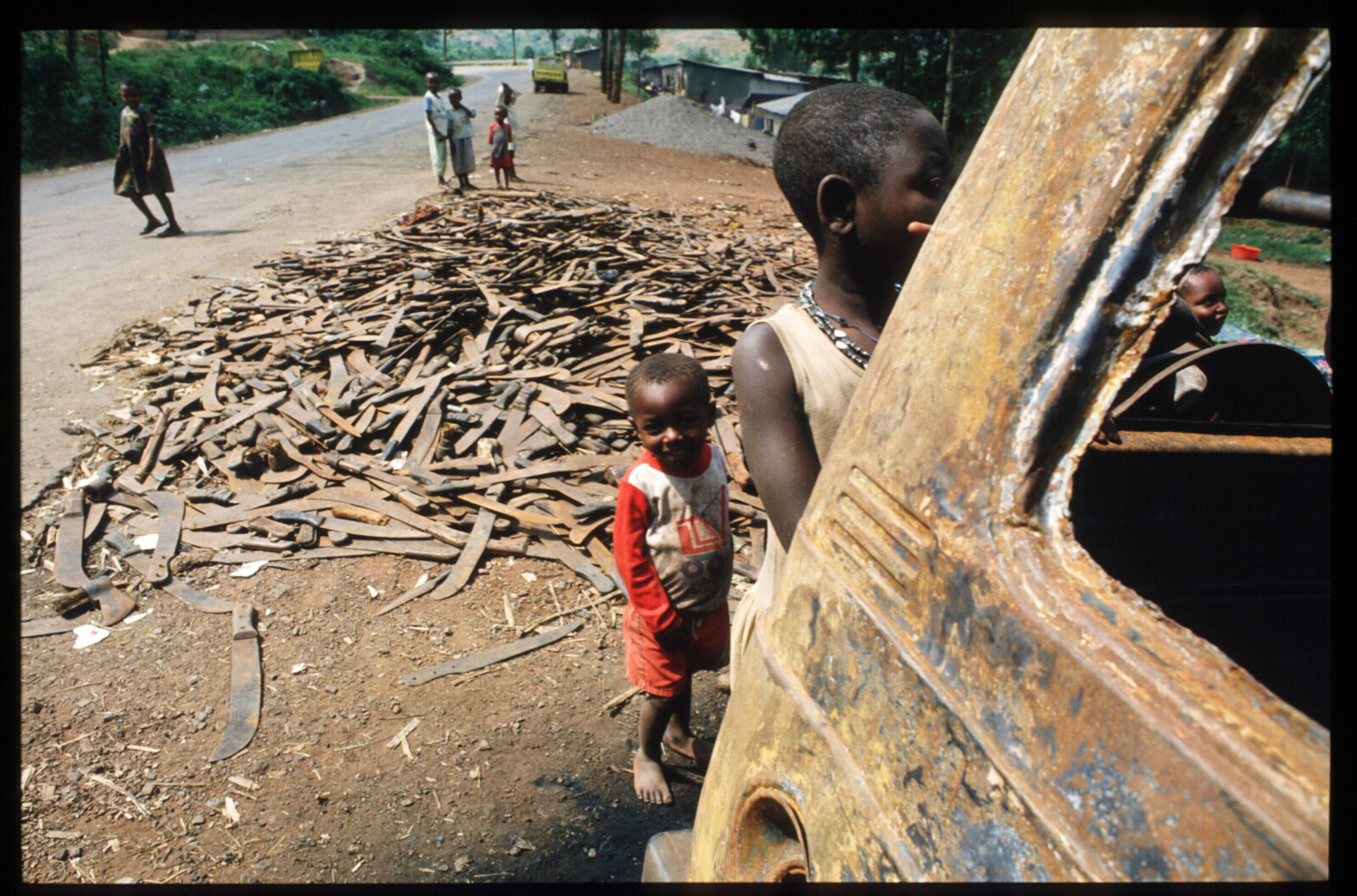 <b>SAMLET INN:</b> Macheter ble masseprodusert i Rwanda før folkemordet i 1994. Etterpå ble de dødbringende våpnene samlet inn.