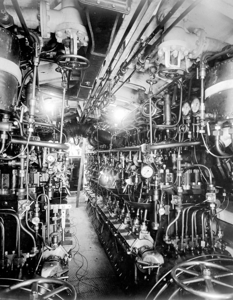 KLAUSTROFOBISK: Fra E50s indre, med Vickers dieselmaskin.