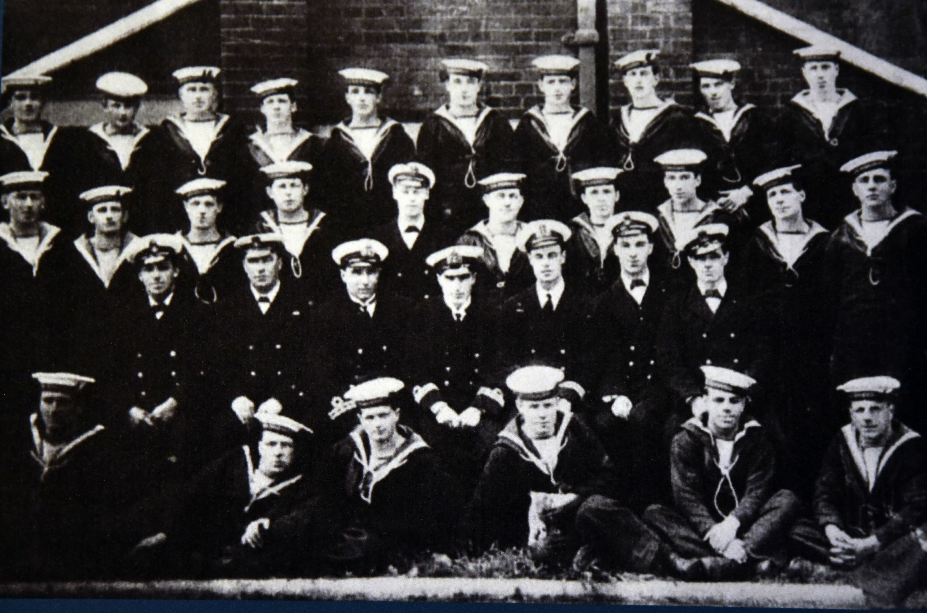 DE FLESTE DØDE: Bildet av E50s mannskap ble antagelig tatt like etter sjøsettingen. Alle døde med unntak av et par som hadde fått ny tjeneste en uke før senkingen.