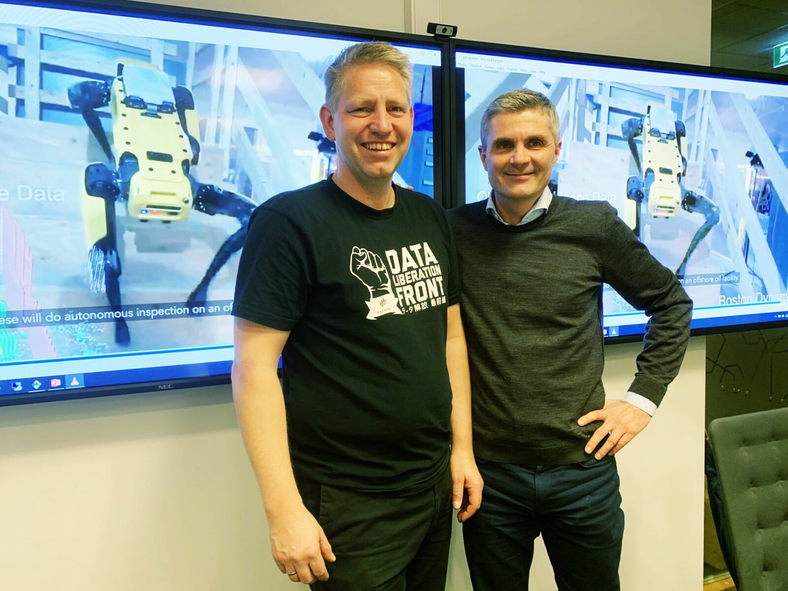 <b>VISJONÆR DUO:</b> John Markus Lervik (t.h.) og Stein Danielsen mener målet er null menneskelig aktivitet på oljeplattformene. På skjermene ser vi robotene som tar seg lommekjent rundt på installasjonene.