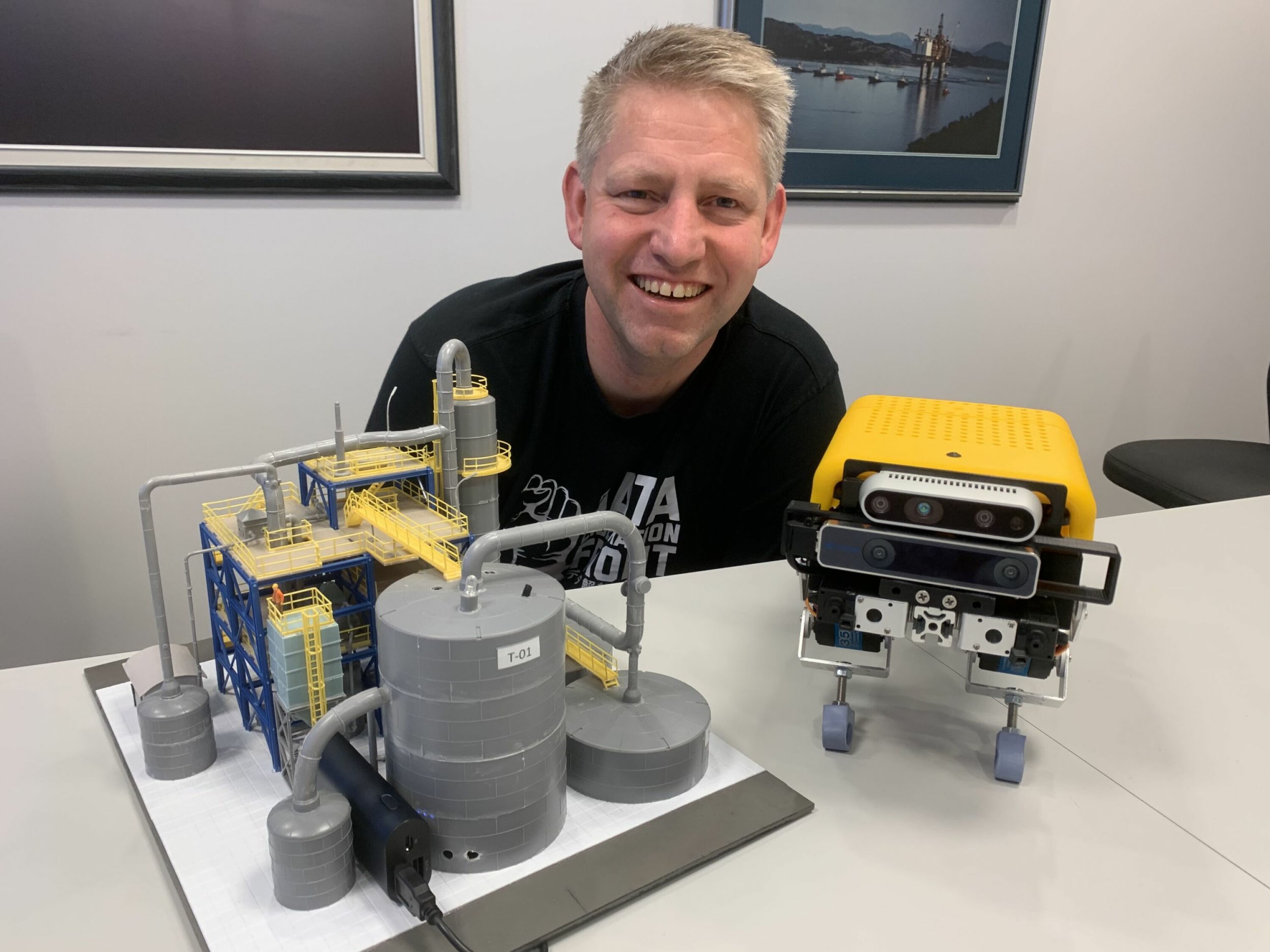 PETTER SMART: Stein Danielsen er dataprogrammerer og oppfinner, og har blant annet laget roboten vi ser på dette bildet.