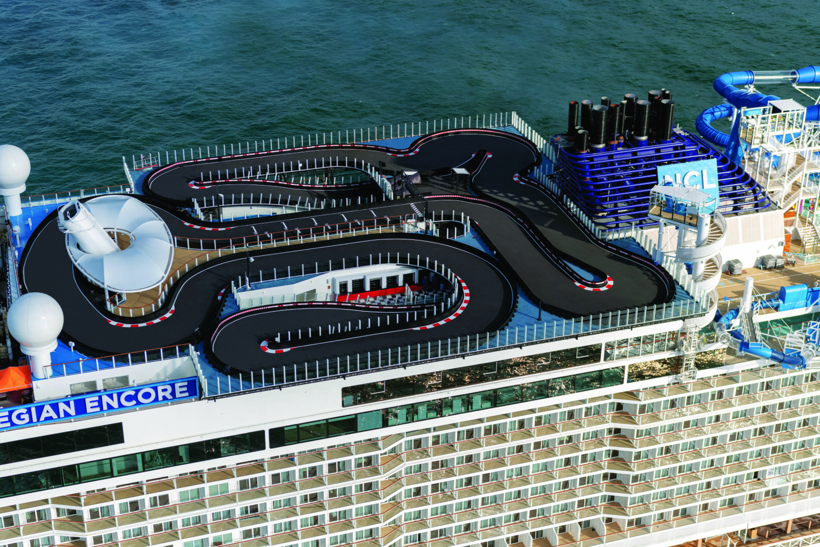 <b>RACING:</b> Det splitter nye cruiseskipet «Norwegian Encore» har en diger gokartbane på øverste dekk.