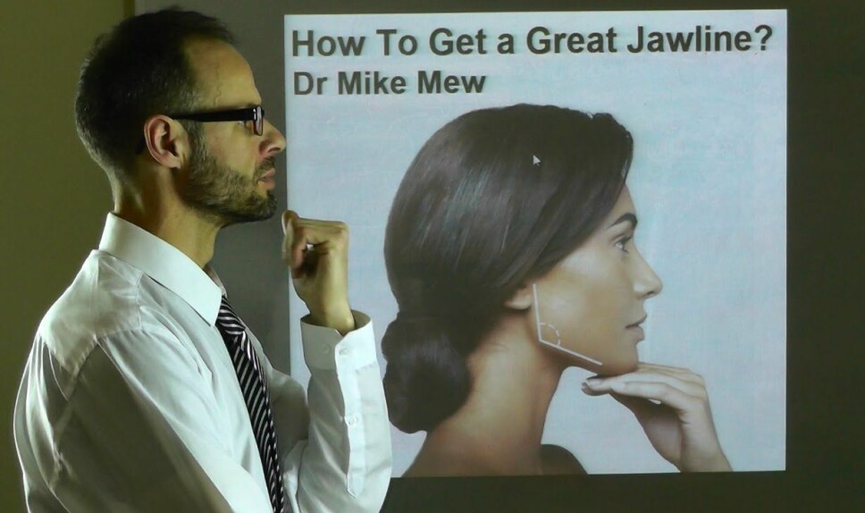 <b>BEGYNTE SOM NOE ANNET:</b> Mike Mew legger ofte ut videoer på YouTube til Orthotropics hvor han forklarer blant annet holdning og hvordan man skal ha tungen plassert i munnen.
