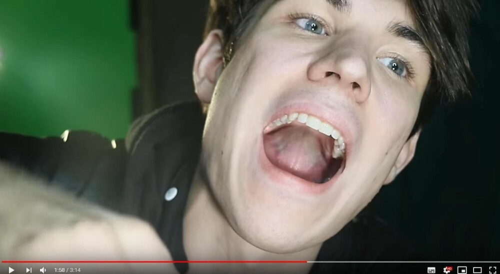 <b>HVORDAN PLASSERE TUNGEN:</b> Her viser youtuberen Astro Sky i en introduksjonsvideo om mewing, hvordan man plasserer tungen riktig i munnen.