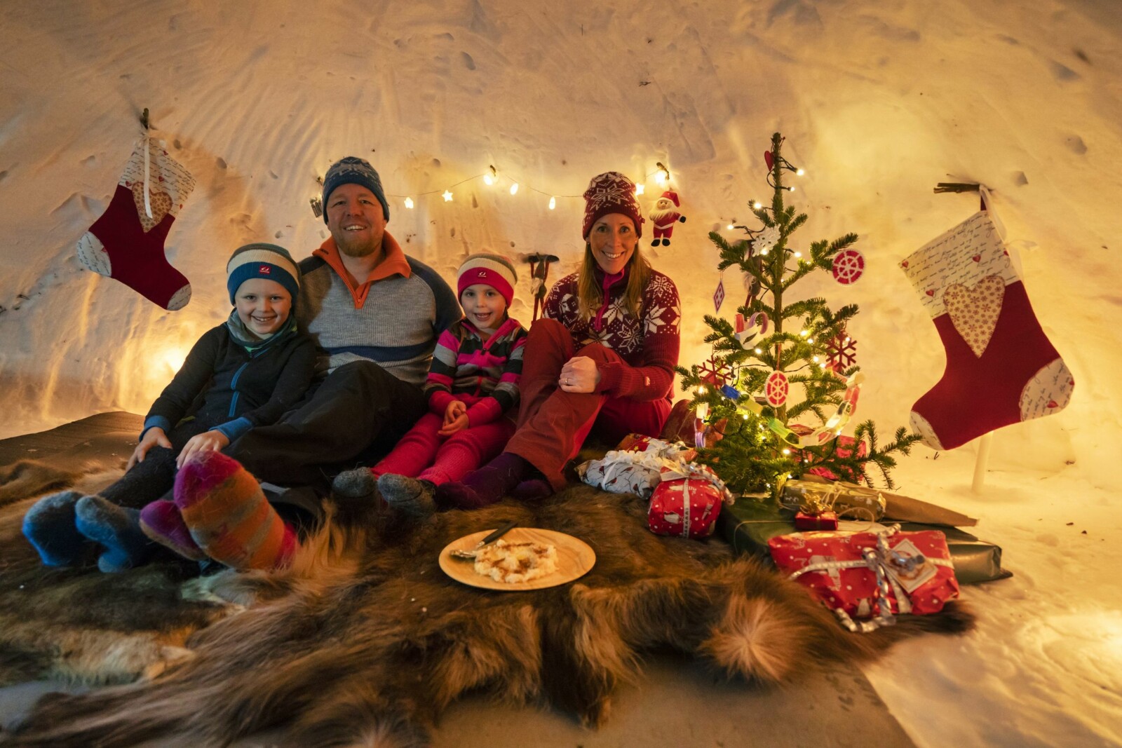 <b>JULAFTEN:</b> Familien Holstad-Rognerud feiret julaften i snøhule mens uværet herjet utenfor. 