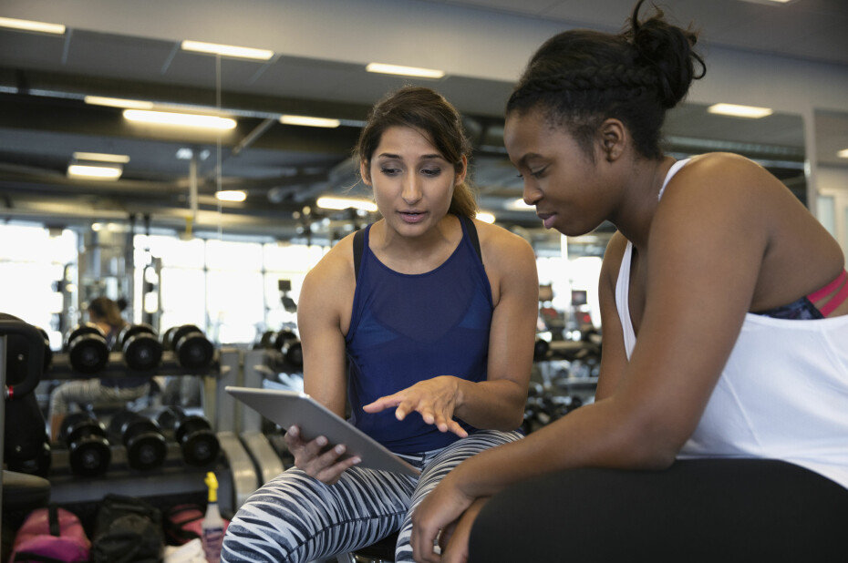 TA MED DEG VENNINNA DI: Og kjør en treningstime med kettlebells, treningsballer og matter på senteret.