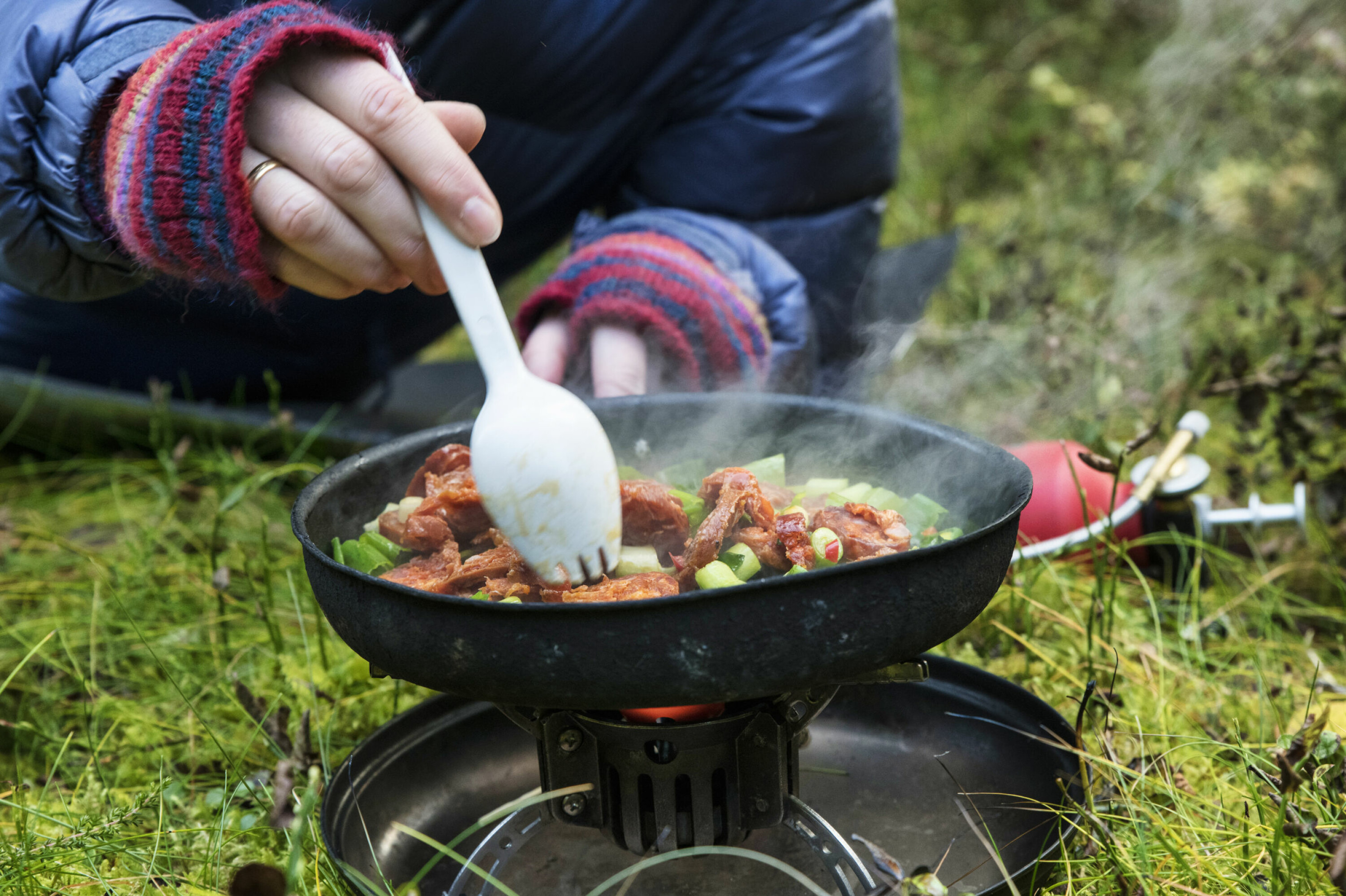 ØVELSE: Bli trygg på primusen utendørs før du begynner å fyre inne.