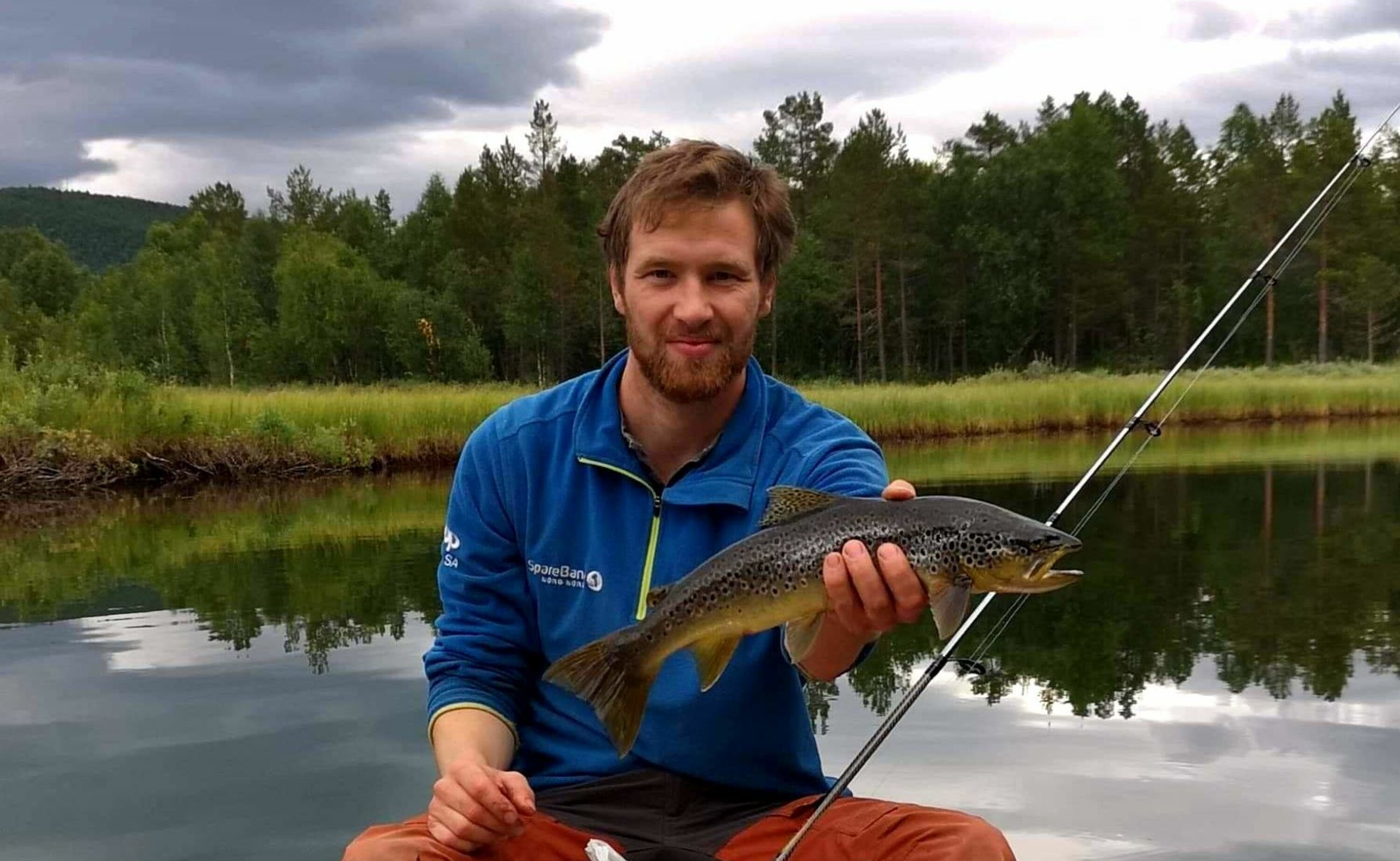 MARKØRRET: En pen ørret, tatt på mark, havnet trygt i kanoen.