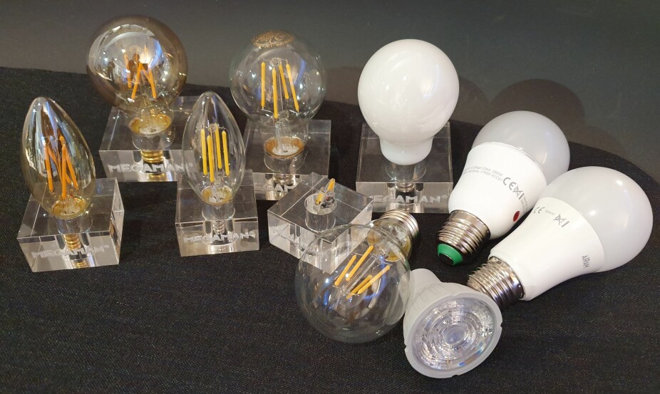 FORSKJELLIGE PÆRER: Filament-pærene er laget for å ligne de klassiske glødetråd-pærene og har klart glass og gule led-tråder inni, Det er disse man skal velge til lamper der pærene er synlige som en del av dekorasjonen, Opale pærer (de hvite) passer best i lamper der selve pæren er skjult, som for eksempel inni en lampeskjerm. De opale pærene er også å foretrekke utendørs. FORSKJELLIGE PÆRER: Filament-pærene er laget for å ligne de klassiske glødetråd-pærene og har klart glass og gule led-tråder inni, Det er disse man skal velge til lamper der pærene er synlige som en del av dekorasjonen, Opale pærer (de hvite) passer best i lamper der selve pæren er skjult, som for eksempel inni en lampeskjerm. De opale pærene er også å foretrekke utendørs.