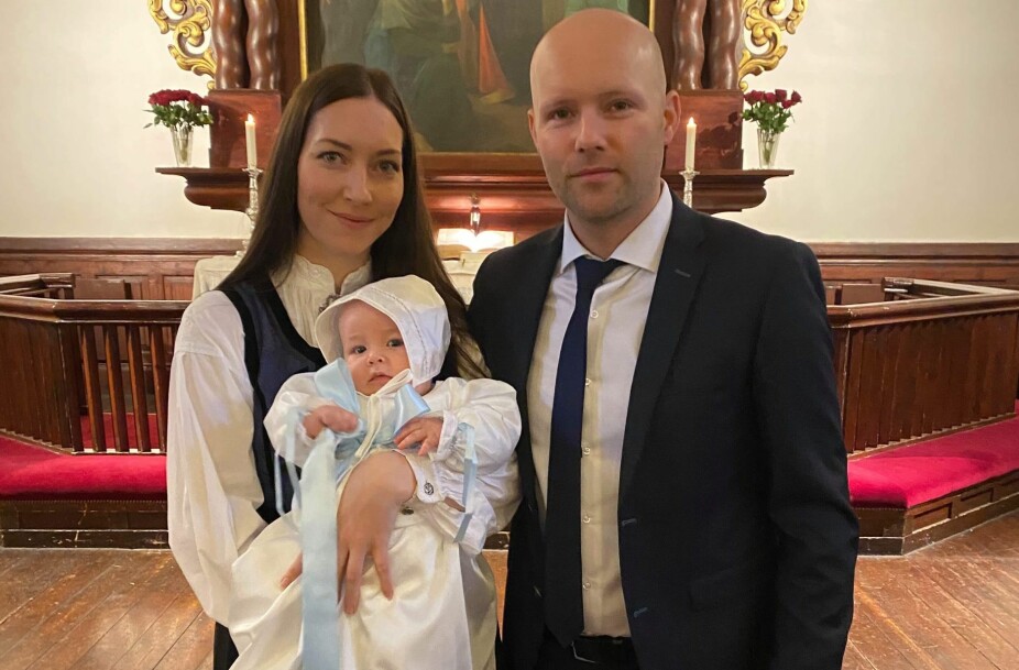 FIN FAMILIE: : Trine og Kenneth er i dag stolte foreldre til nydelige Philip. Her er den lille familien på dåpsdagen til sønnen. FIN FAMILIE: : Trine og Kenneth er i dag stolte foreldre til nydelige Philip. Her er den lille familien på dåpsdagen til sønnen.