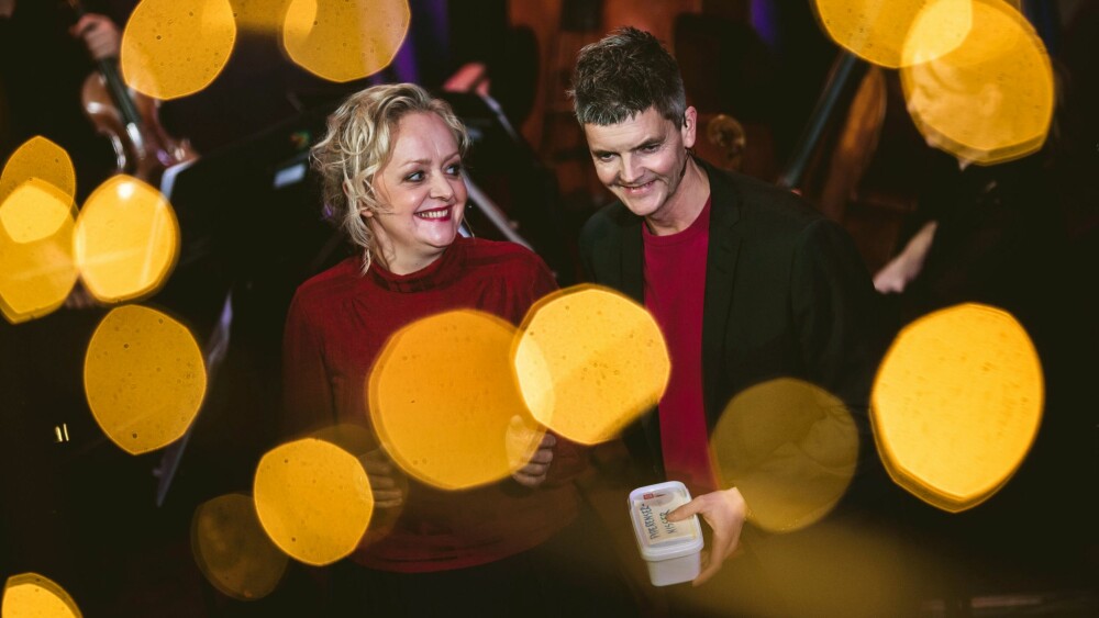 SKRÅBLIKK PÅ JULEN: Marianne Meløy og Odd Rune Wolden inviterer til talkshow i desember. SKRÅBLIKK PÅ JULEN: Marianne Meløy og Odd Rune Wolden inviterer til talkshow i desember.
