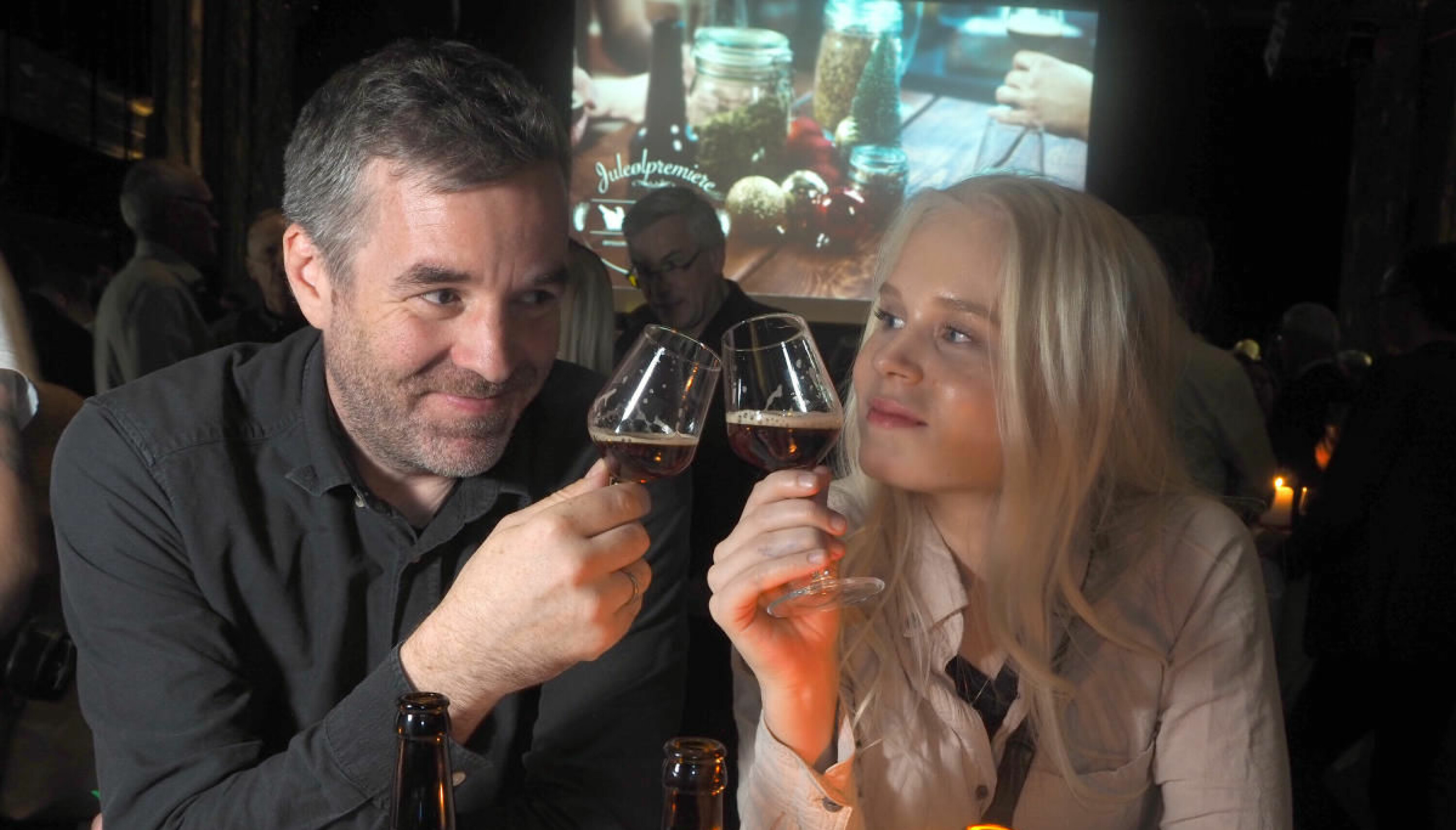 MØRKT OG GODT: Et juleøl skal være mørkt og kraftig, og helst nytes i godt selskap.