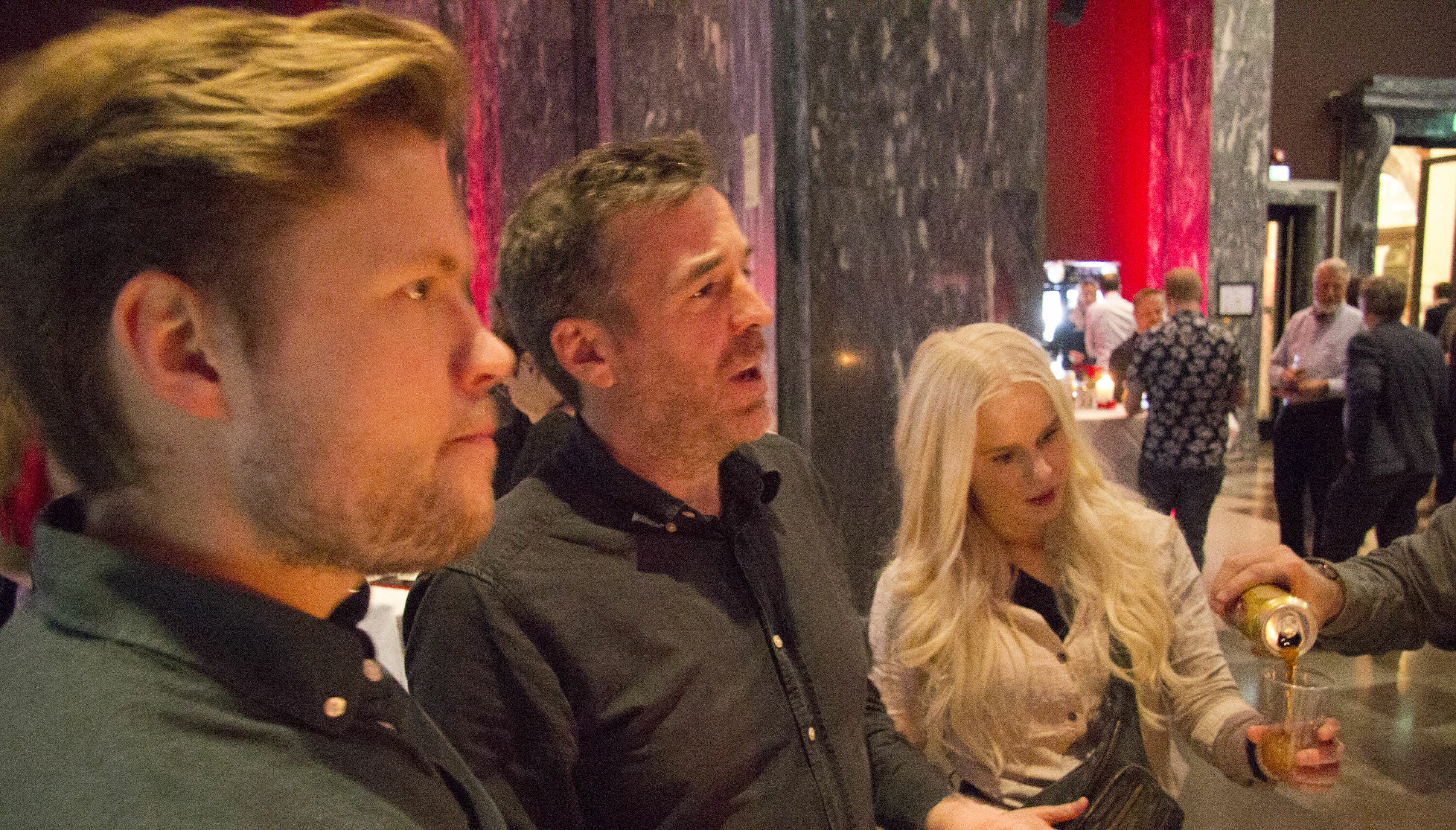 MANGE ØL: Det har akkurat gått opp for Adrian og Mats hvor mange bryggerier som er representert. Astrid-Helen vurderer farge og skum.