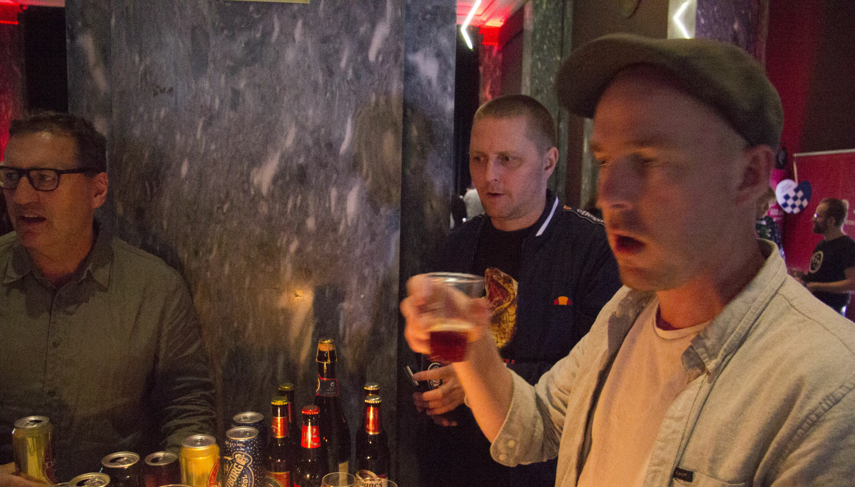 SJOKO-SJOKK: Peter (fra venstre), Henning og Alex ble overrasket over en del av smakene i testen.