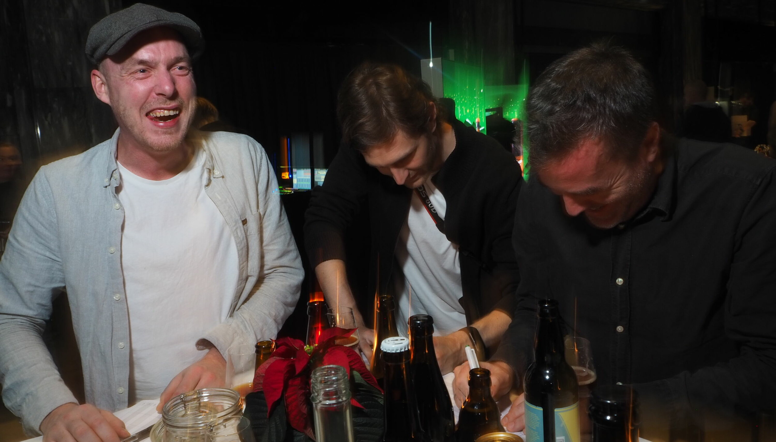 MORSOM HISTORIE: Alex i godt humør etter en god historie han mest sannsynlig har fortalt selv.