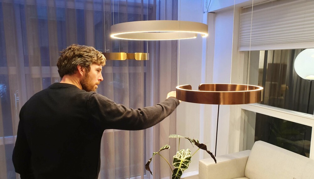 AVANSERT: Kenneth Fossum viser hvordan han kan skru opp og ned lyset i denne LED-lampen kun ved hjelp av håndbevegelser. AVANSERT: Kenneth Fossum viser hvordan han kan skru opp og ned lyset i denne LED-lampen kun ved hjelp av håndbevegelser.