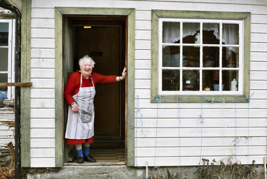 LIVSNYTER: Det
er viktig
å nyte livet
mens man lever,
sa Nikka
Myren
Grønning da ukebladet Hjemmet besøkte henne i 2017. I november 2023 gikk Nikka bort, 107 år gammel. Hun holdt humøret opp til det siste, forteller sønnen til NRK.
