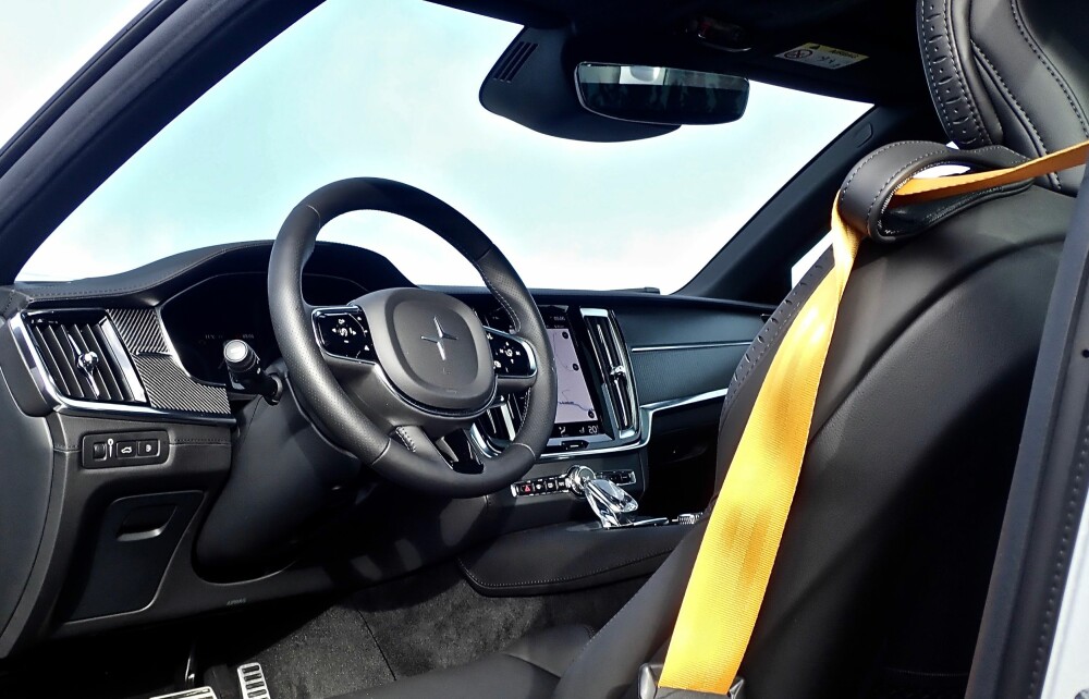 <b>VOLVO FORTE:</b> Med litt karbon og polestar-logoer løftes Volvo-interiøret til anstendig GT-klasse 